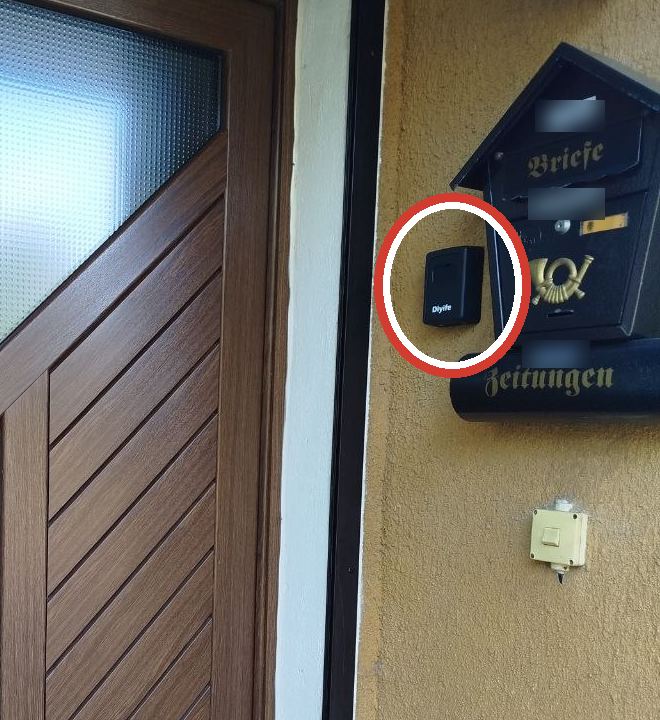 Die Schlüsselbox rechts neben der Haustür, neben dem Briefkasten